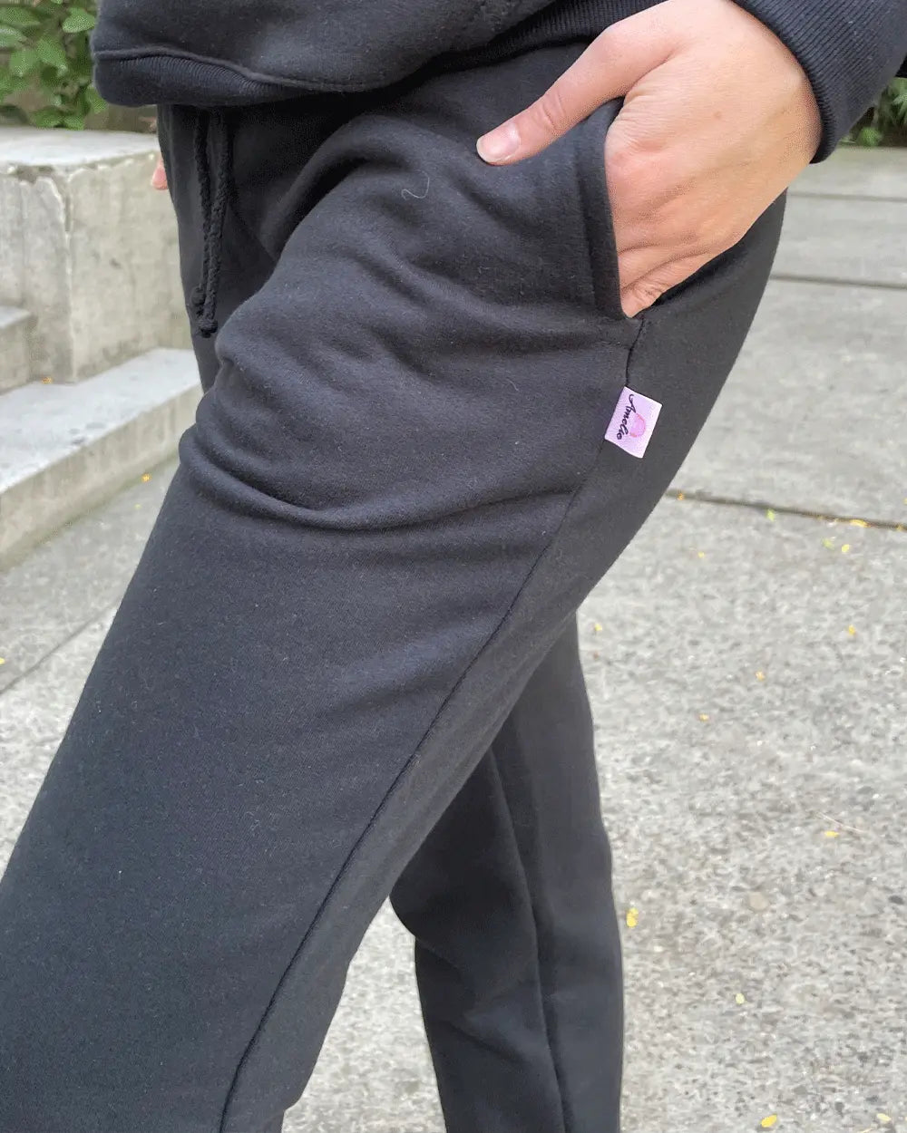 JOGGER PUÑO ELÁSTICO NEGRO