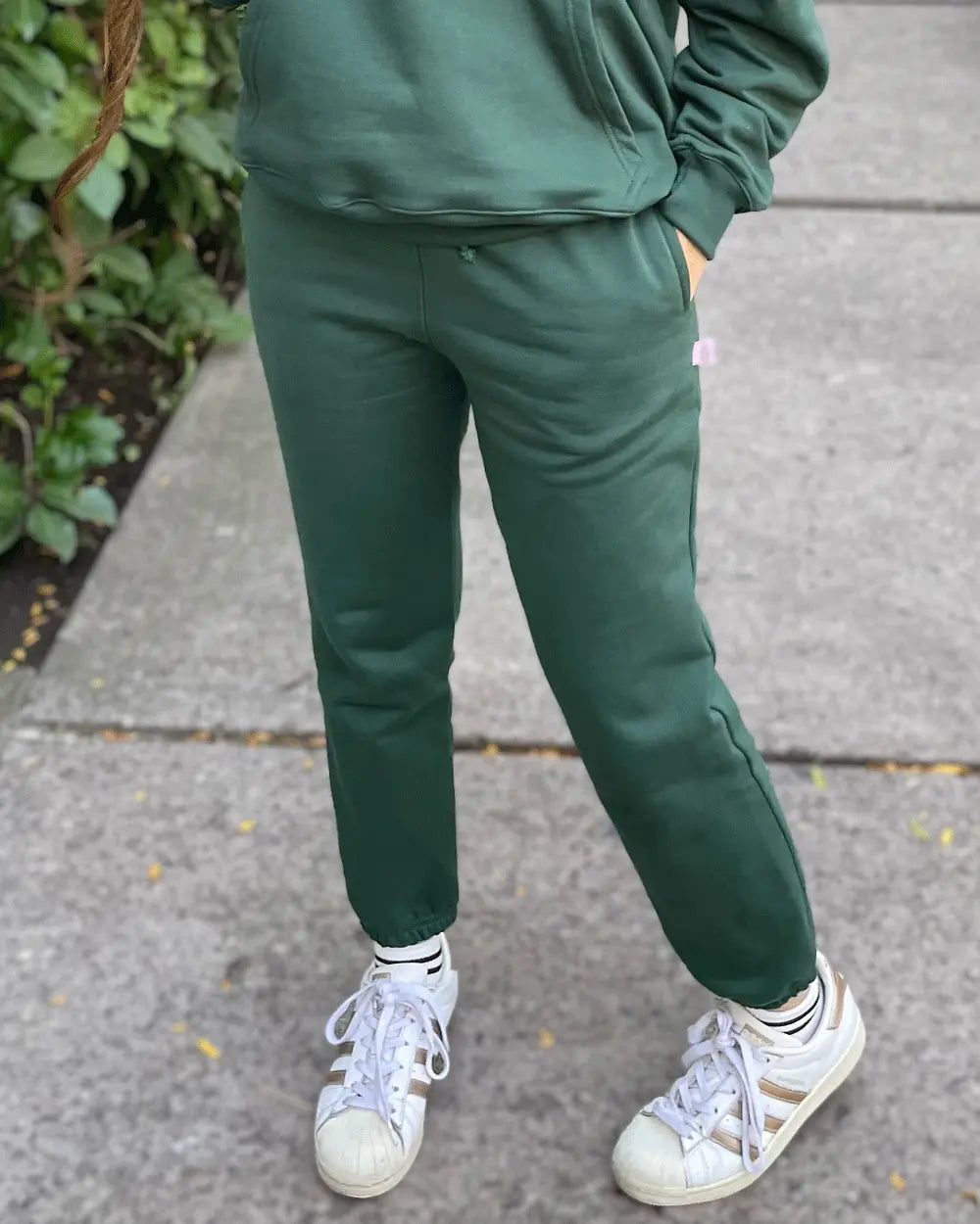 JOGGER PUÑO ELÁSTICO VERDE MUSGO